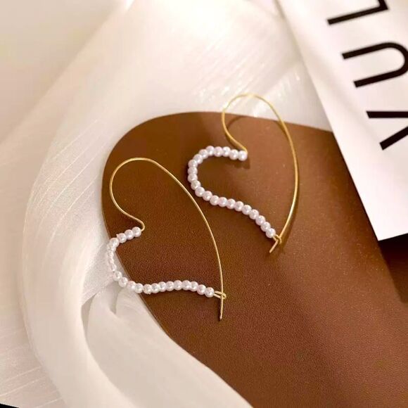 “Queen of Hearts” Pearl Hoop Earrings - Picture 1 of 8
